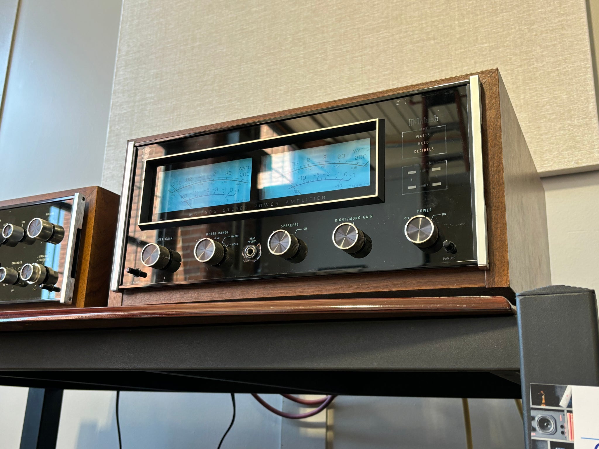 McIntosh MC2205 - Extraordinary Solid State Power Partner – Holt