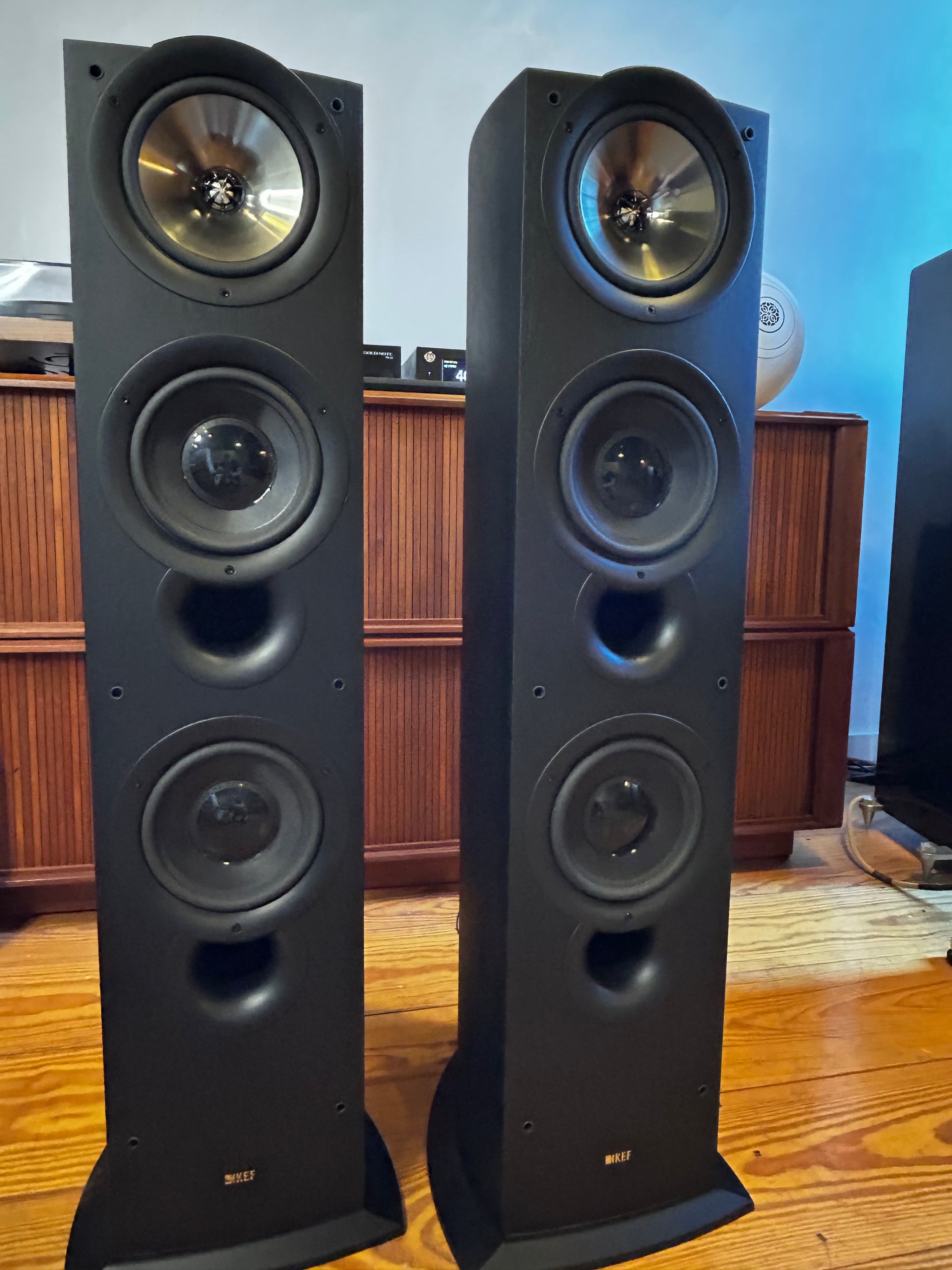 KEF iQ90 Mini-Tower Speakers, Crystal Clean Sound – Holt Hill Audio