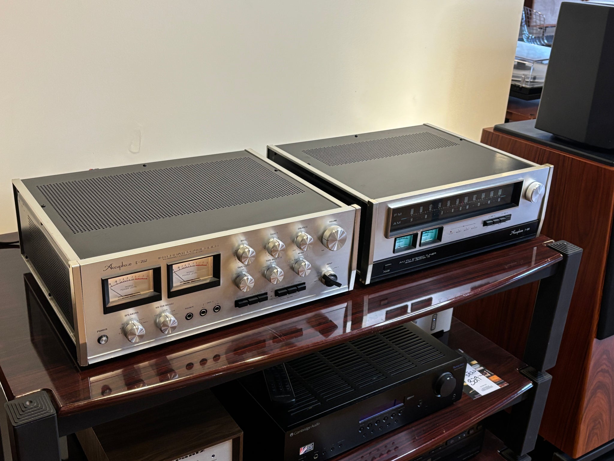 Accuphase, E-202 & T-100, Classic Japanese Hi-End. Amazing