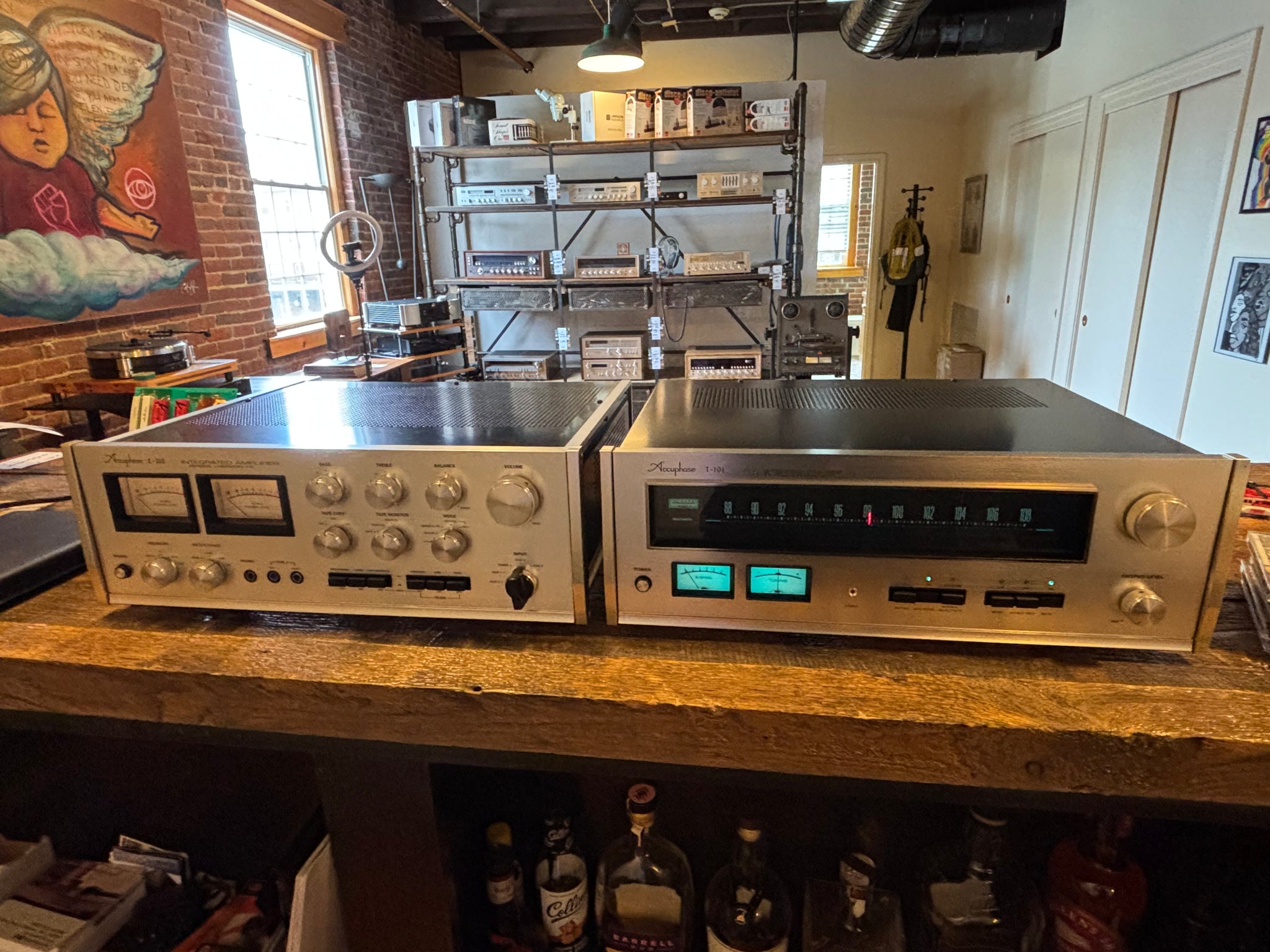 Accuphase E-202 インテグレーテッドアンプ Accuphase E-202 Integrated & T-101 Tuner Rising Sun
