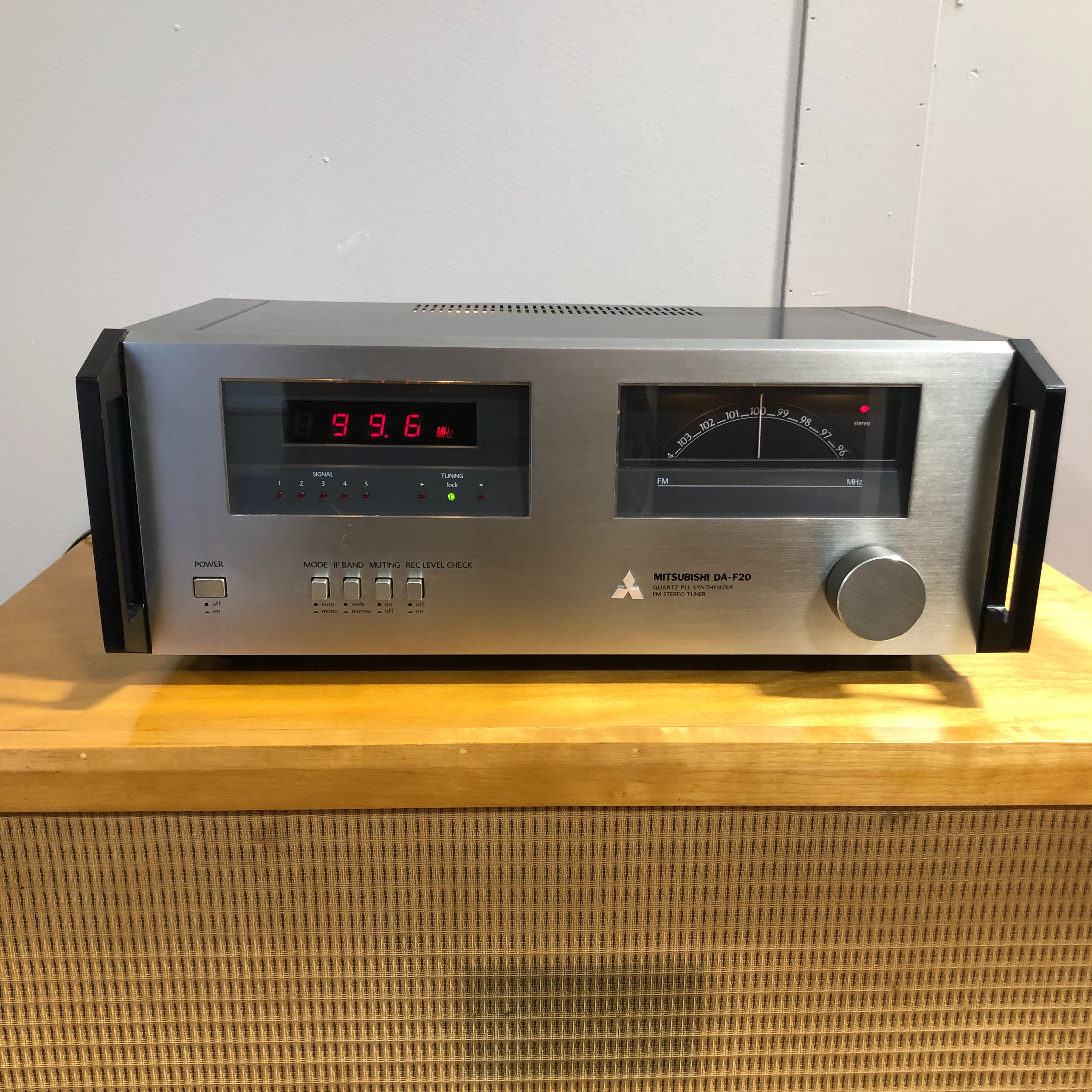 Mitsubishi DA-F20 Stereo Tuner, Works Perfectly, Great Look! - SOLD